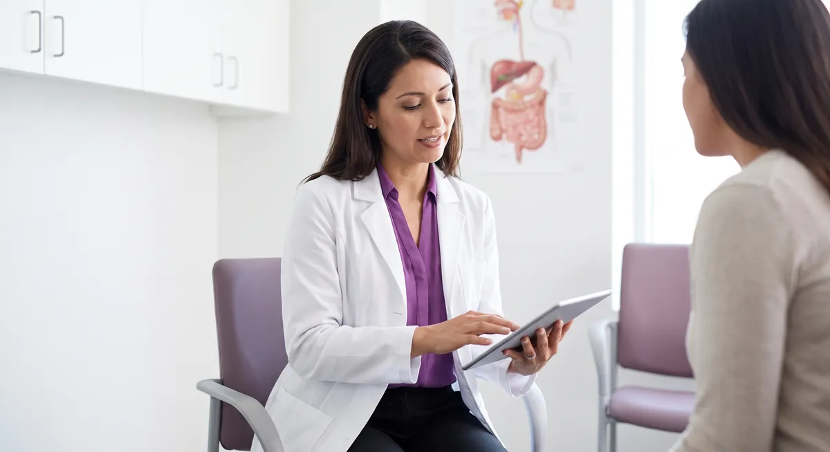 Consultatie de gastroenterologie despre sistemul digestiv la Adiant Medical Mioveni, evaluarea abdomenului pacientului